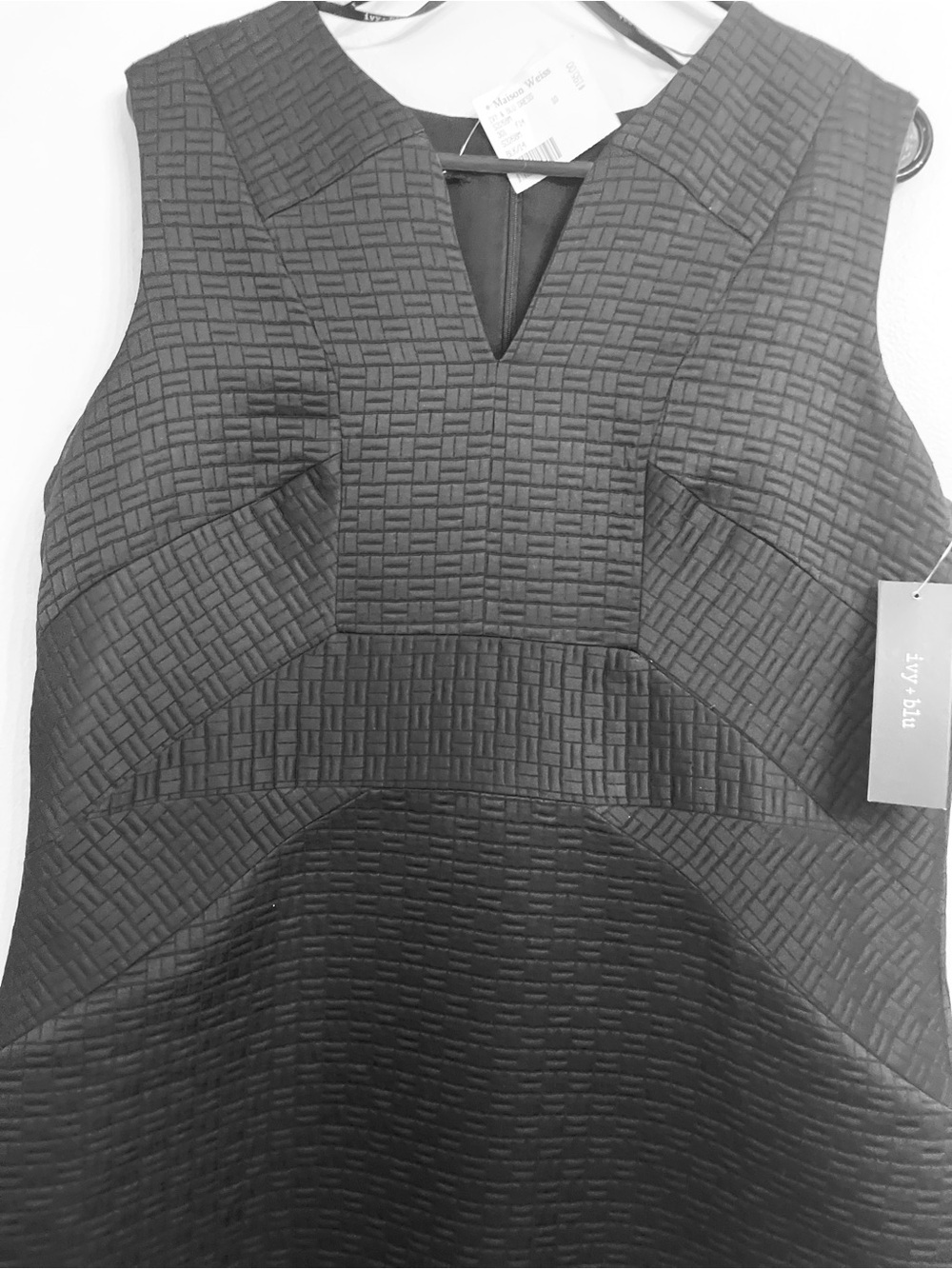 Sleeveless Textured Black Shift Dress - Classic Work-to-Evening Style - Picture 3 of 4